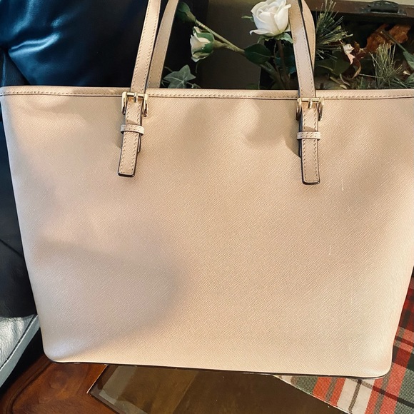 Michael Kors Jet Set Travel Tote - Picture 4 of 14